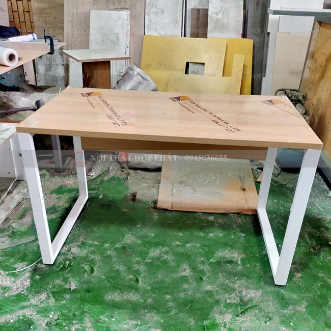Bàn Làm Việc Chân Sắt BLVCS009 